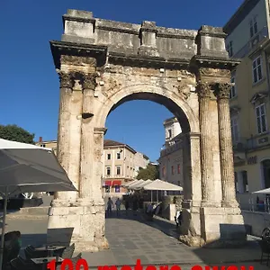  Maison d'hôtes Roman Arch- Low Budget Doublebed In Top Center